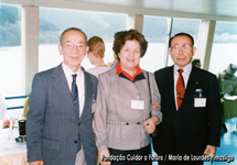 Maria de Lourdes Pintasilgo ladeada por dois participantes de uma sessão do InterAction Council, realizada em Hakone (Japão), em Abr.1986 