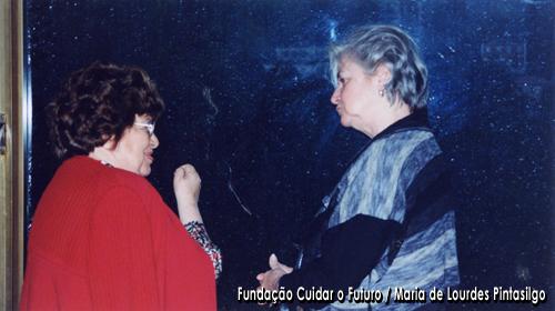 Maria de Lourdes Pintasilgo a conversar com Helena Vaz da Silva durante o Encontro Pensar o Milénio com Edgar Morin, 2000, uma iniciativa do Centro Nacional de Cultra e coordenada por Helena Vaz da Silva