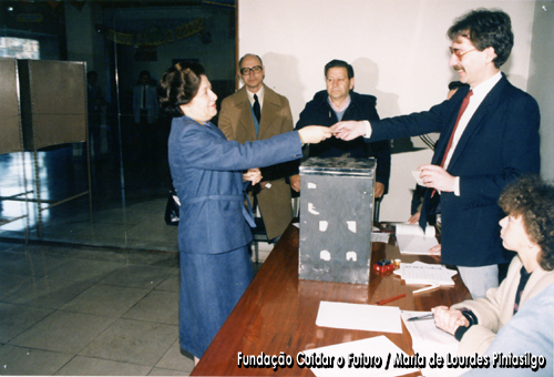 Maria de Lourdes Pintasilgo a exercer o seu direito de voto na primeira volta das eleições presidenciais de 1986