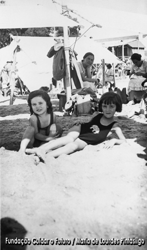 Maria de Lourdes Pintasilgo e o irmão, José Manuel Matos Ruivo da Silva Pintasilgo, na praia em Caxias
