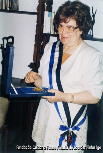 Maria de Lourdes Pintasilgo com a Grã-Cruz da Ordem do Infante