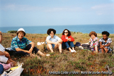 Fotografia de Maria de Lourdes Pintasilgo e de Teresa Santa Clara Gomes, com outras participantes, num encontro da Rede LIEN, promovido pelo Graal na Praia das Maçãs (Sintra)