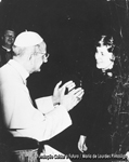Fotografia de Maria de Lourdes Pintasilgo durante uma audiência com o papa Paulo VI. 