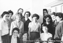 Fotografia de um grupo de participantes do Graal no centro do movimento em Coimbra: Maria de Lourdes Pintasilgo, Tomásia Santa Clara Gomes, Teresa Santa Clara Gomes, Margarida Amélia Santos, Isabel Allegro de Magalhães, Maria do Loreto Paiva Couceiro, Claude Dupin, Jacqueline Devémy, Helena Amorin, Luísa França, Teresinha Tavares, Maria da Conceição Osório, Chantal van der Elst, Elisabete Veiguinha, Anita Saisi 