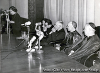 Fotografia da intervenção de Maria de Lourdes Pintasilgo no [I Congresso Nacional da Juventude Universitária Católica (JUC)]. Na mesa encontram-se entre outros o cardeal-patriarca D. Manuel Gonçalves Cerejeira.