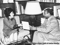 Fotografia de Maria de Lourdes Pintasilgo a apresentar a Amadou-Mahtar M'Bow, director-geral da UNESCO, as suas credenciais na qualidade embaixadora delegada permanente de Portugal junto daquela organização, Paris, 18.Dez.1975 