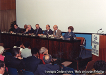 Fotografia de Maria de Lourdes Pintasilgo, na qualidade de membro do Clube de Roma, durante o encontro do XX aniversário do Clube de Roma, realizado em Paris em Out.1988. Na mesa encontram-se, entre outros, Maria de Lourdes Pintasilgo, B. Schnneider 