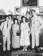 Fotografia de Maria de Lourdes Pintasilgo com um grupo de delegados do Movimento Internacional de Estudantes Católicos Pax Romana em San Salvador.