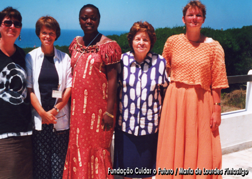 Ine van Emmerik, Maria Helena de Koning, Ruth Sitan Diallo, Maria de Lourdes Pintasilgo e Margret van Paassen durante o Congresso Mundial Professional Life and Societal Change, 2001, promovido pelo Graal no âmbito das actividades da Rede LIEN