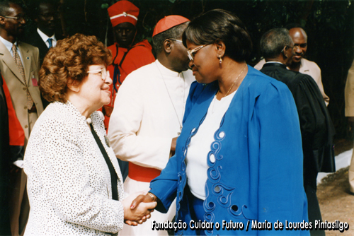 Maria de Lourdes Pintasilgo cumprimenta uma das participantes de um encontro da Comissão Independente População e Qualidade de Vida realizado em Dakar