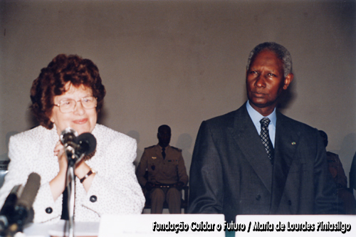 Maria de Lourdes Pintasilgo e Abdou Diouf durante um encontro da Comissão Independente População e Qualidade de Vida realizado em Dakar