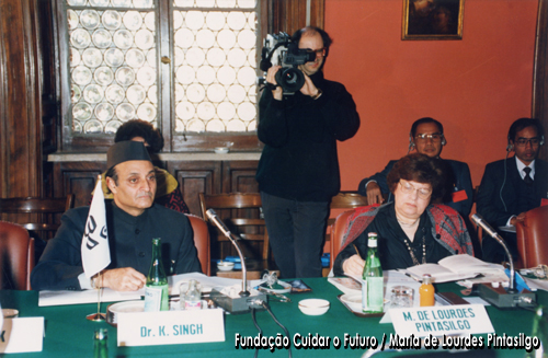 Maria de Lourdes Pintasilgo e K. Singh durante uma sessão de trabalho de um encontro do InterAction Council realizado em Montréal
