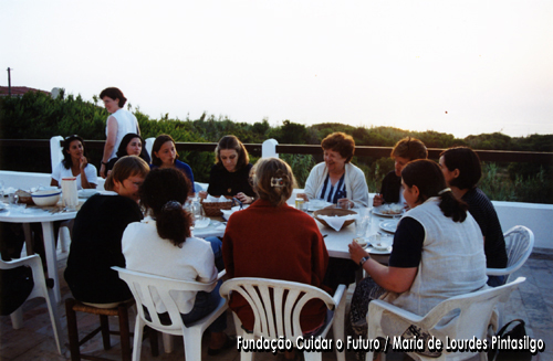 Maria de Lourdes Pintasilgo e Hélia Correia a confraternizar com algumas das participantes de um encontro da Rede LIEN, promovido pelo Graal no Alto da Praia (Sintra)