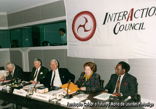 Lord Callaghan of Cardiff,  Andries van Agt, Helmut Schmidt, Maria de Lourdes Pintasilgo e Daniel Muchiwa Lisulo durante uma sessão de trabalho do InterAction Council