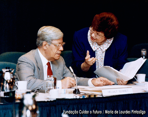 Maria de Lourdes Pintasilgo a conversar com Helmut Schmidt durante uma reunião do InterAction Council, [Washington D.C./Westfields, Estados Unidos da América]