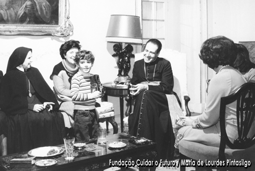 Maria de Lourdes Pintasilgo, Manuela Eanes e um dos filhos do casal Ramalho Eanes e o cardeal-patriarca D. António Ribeiro durante uma recepção no palácio de Belém