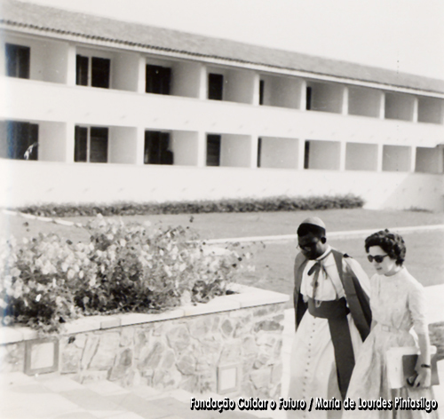 Maria de Lourdes Pintasilgo com o bispo [Ammisah] durante os trabalhos de um [encontro do movimento Pax Romana]