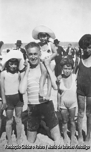 Maria de Lourdes Pintasilgo na praia com o pai, Jaime de Matos Pintasilgo, e os primos