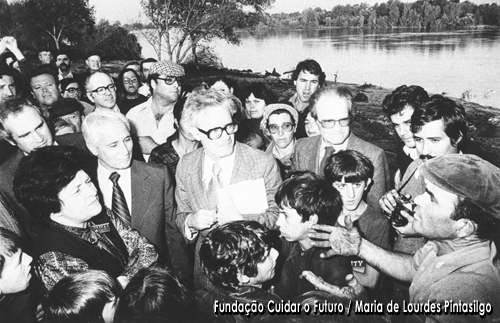 Maria de Lourdes Pintasilgo a conversar com a população do distrito de Santarém no decurso de uma visita de trabalho a este distrito