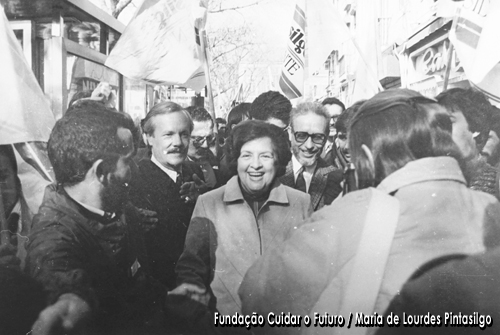 Maria de Lourdes Pintasilgo a cumprimentar um dos apoiantes durante uma acção de rua promovida pela sua candidatura às eleições presidenciais de 1986