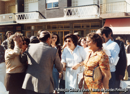 Maria de Lourdes Pintasilgo a cumprimentar um apoiante no decurso de uma acção de rua promovida pela sua candidatura presidencial durante o período de pré-campanha