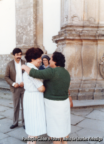 Maria de Lourdes Pintasilgo a ser cumprimentada por uma apoiante no decurso de uma acção de rua promovida pela sua candidatura presidencial durante o período de pré-campanha