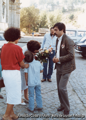 Maria de Lourdes Pintasilgo a agradecer à criança que lhe ofereceu um ramo de flores, durante uma acção de rua promovida pela sua candidatura presidencial, durante o período de pré-campanha