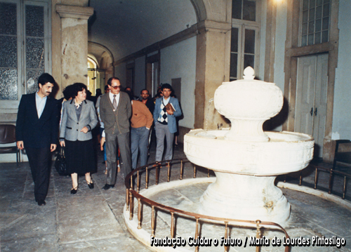 Maria de Lourdes Pintasilgo durante uma visita ao Parque D. Carlos I, nas Caldas da Rainha, no decurso de uma acção de pré-campanha para as eleições presidenciais de 1986 no distrito de Leiria