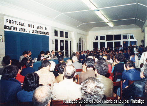 Aspecto geral da sala onde decorreu a mesa redonda subordinada ao tema Portugal nos anos 90 iniciativa local desenvolvimento, Caldas Rainha, 1985, organizada pela candidatura presidencial de Maria de Lourdes Pintasilgo