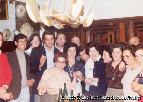 Maria de Lourdes Pintasilgo rodeada por um grupo de apoiantes durante uma homenagem que lhe prestou um grupo de cristãos de Ílhavo