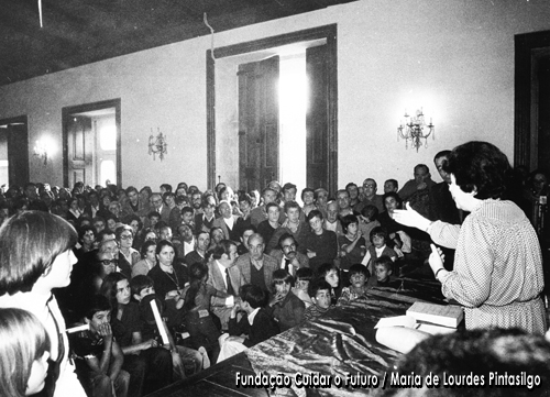 Maria de Lourdes Pintasilgo em diálogo com a população de Lamego durante uma visita de trabalho